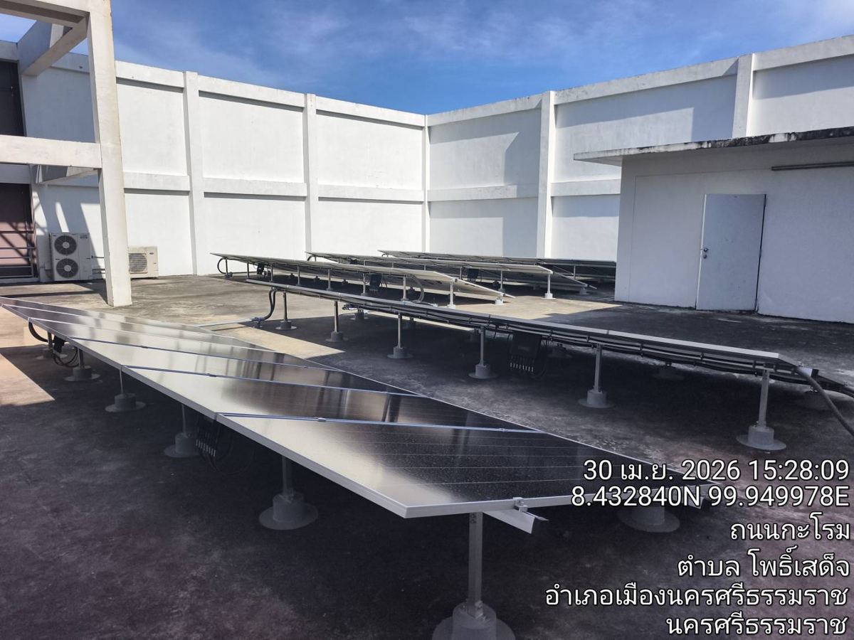 แผงโซล่าเซลล์ติดตั้งเสร็จบนดาดฟ้าอาคารพาณิชย์ นครศรีธรรมราช
