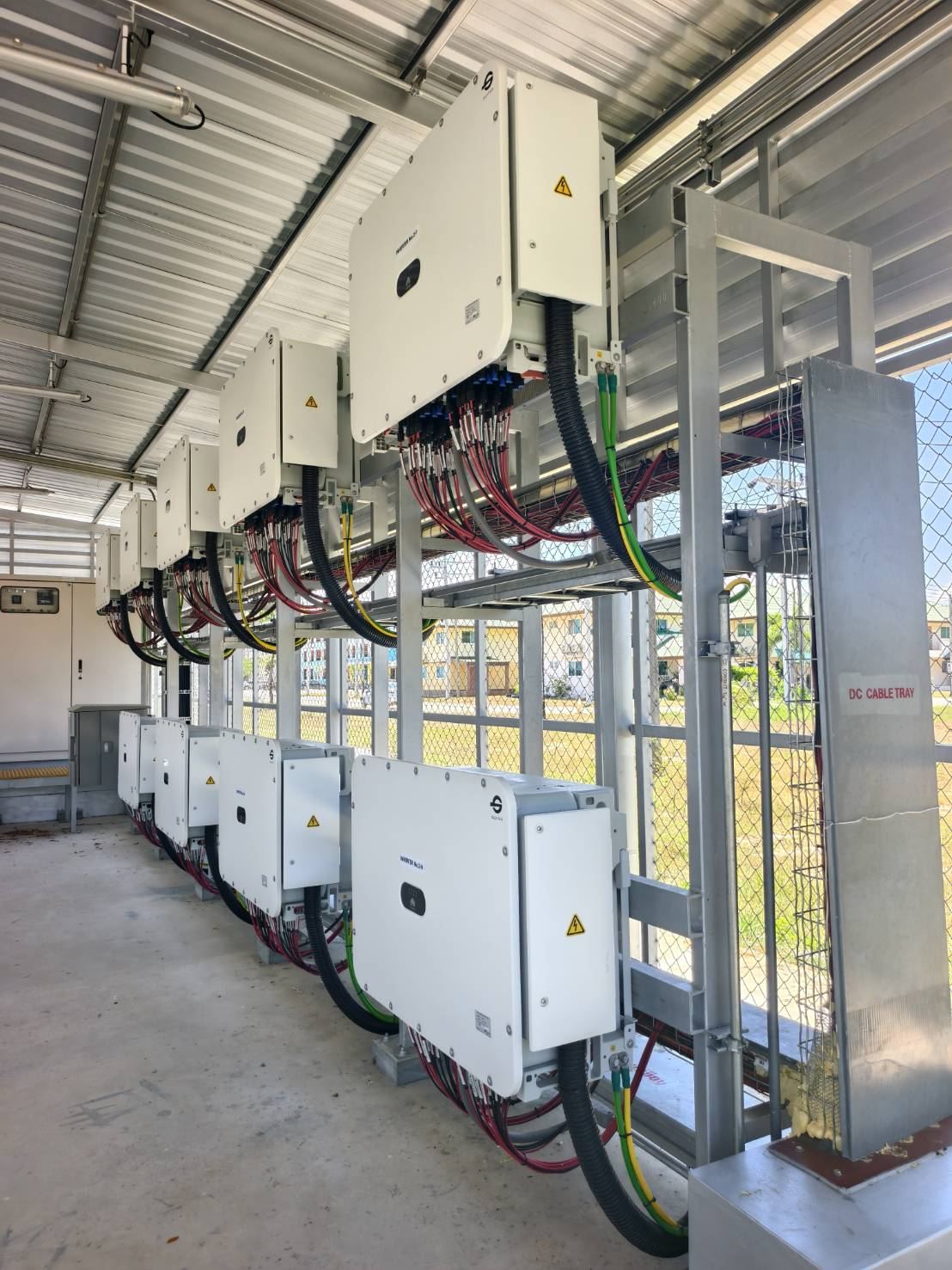 แถวอินเวอร์เตอร์กำลังสูงพร้อมตู้ combiner box โครงการโซลาร์ฟาร์ม