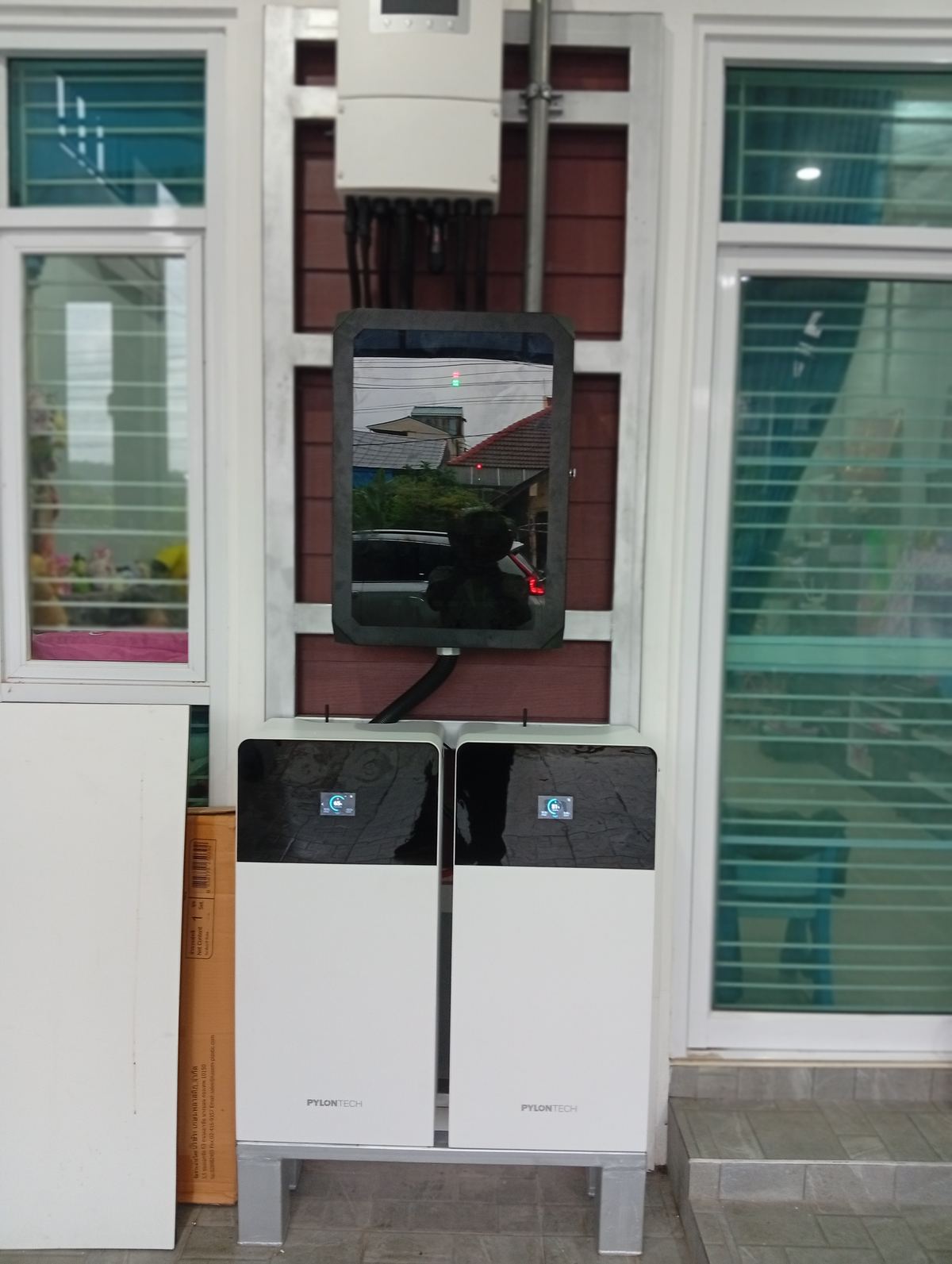 อินเวอร์เตอร์ไฮบริดและแบตเตอรี่ Pylontech 2 ลูก
